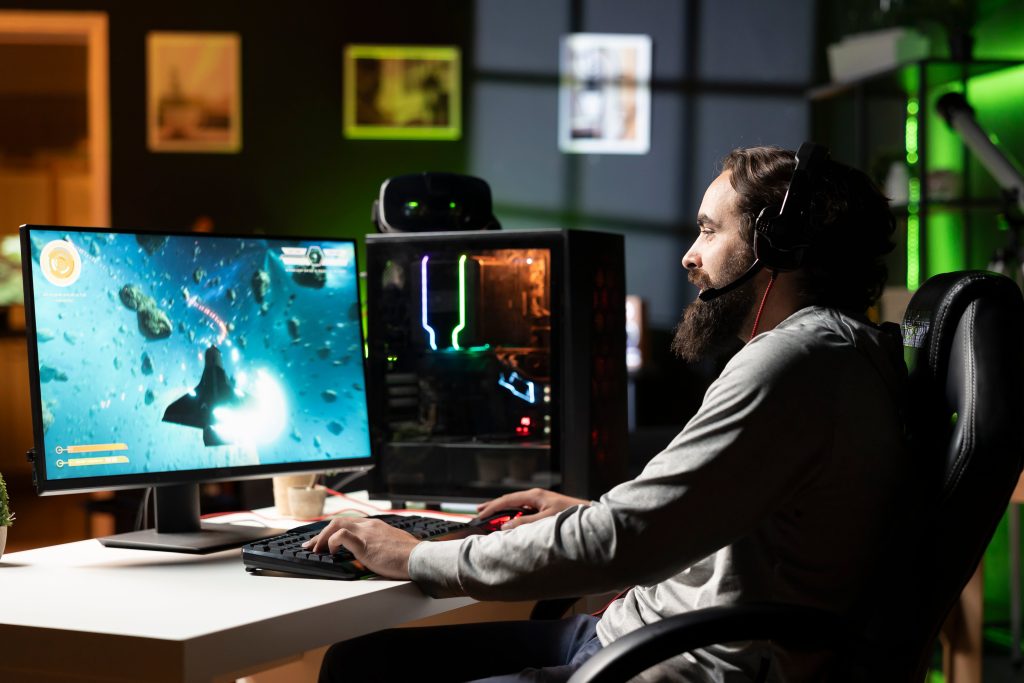 igrok-letaet-na-kosmiceskom-korable-po-galaktike-vmeste-s-tovarisami-po-komande-onlain-11zon